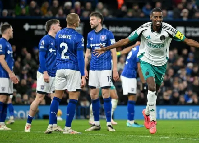 Alexander Isak lập hat-trick giúp Newcastle thắng đậm Ipswich 4-0